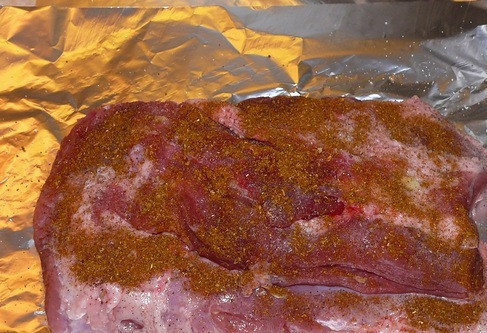 1. Этап. Свиная шея, запеченная в фольге: Кладем мясо на лист фольги. Присыпаем хмели-сунели, перцем и солью.