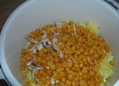 1. Этап. Салат из кальмаров и пекинской капусты: Теперь добавим консервированную кукурузу.