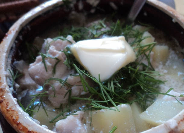 1. Этап. Жаркое в горшочке в духовке: Посыпаем жаркое свежей зеленью и кладем небольшой кусочек сливочного масла сверху. Подаем к столу и наслаждаемся великолепием вкуса и аромата.