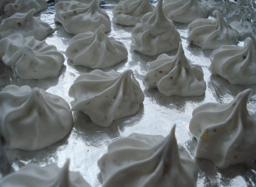 1. Этап. Легкие пирожные: Взбивайте белки минут 6. Потом добавьте в них измельченные грецкие орехи. Выложите массу в кондитерский шприц. Противень застелите пергаментом или фольгой. Аккуратно выдавите небольшие заготовки пирожных.