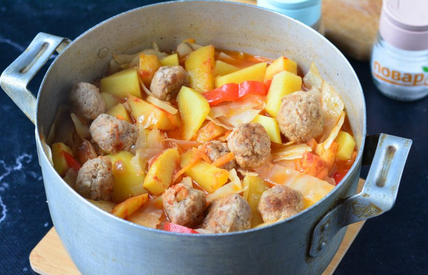 1. Этап. Овощное рагу с тефтелями: Разбавьте томатную пасту водой, влейте соус в кастрюлю и тушите рагу с тефтелями 15 минут до полной готовности.