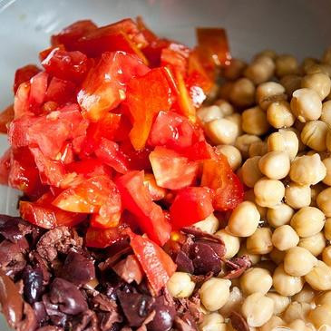 1. Этап. Салат с квиноа, бараньим горохом и помидорами: 2. Измельчить мяту. Крупно нарезать маслины. Нарезать помидоры черри. Выложить в миску рисовую лебеду, маслины и помидоры, перемешать.