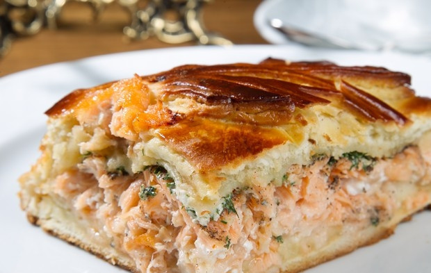 1. Этап. Быстрый пирог с сёмгой: Заливаем пирог оставшимся тестом и ставим в разогретую духовку. Время запекания - 45 минут. Температуру выставляем 150 градусов. Пирог готов! Режем его на кусочки и подаем в горячем виде - так блюдо ароматнее!