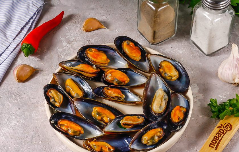 1. Этап. Мидии по-испански: Мидии откиньте на дуршлаг, удалите верхние створки раковин. Выложите мидии в раковинах на блюдо.