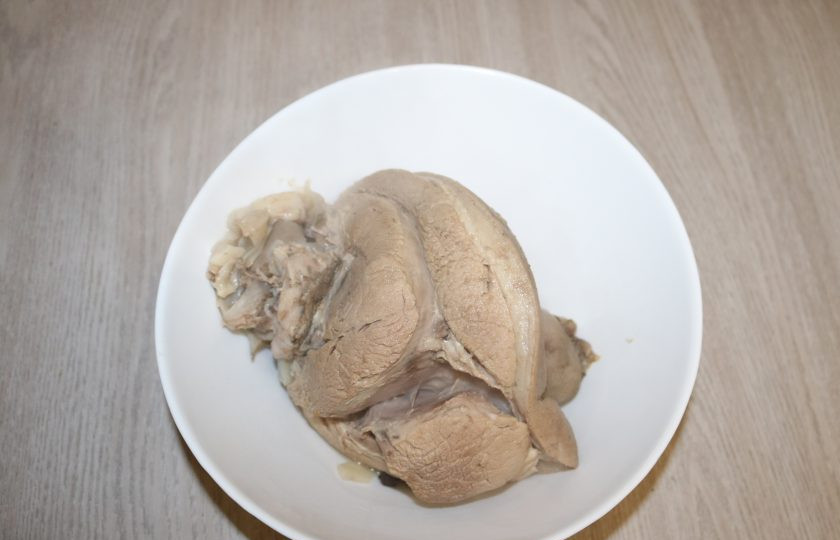 1. Этап. Домашний зельц из свиной рульки: Затем достаньте рульку, дайте ей немного остыть.