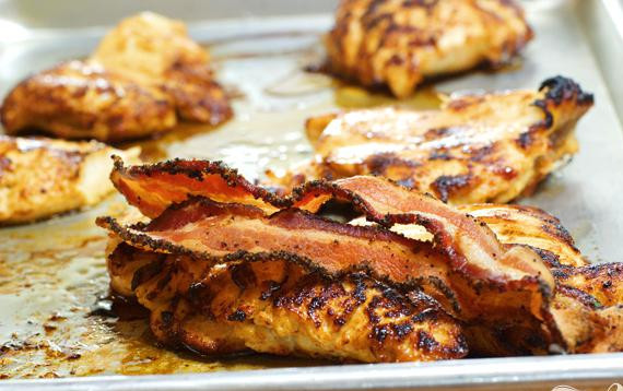 1. Этап. Чикен Ранч: Выложить грудки на противень, накрыть каждый кусочек беконом.