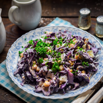 Салат с краснокочанной капустой и кукурузой