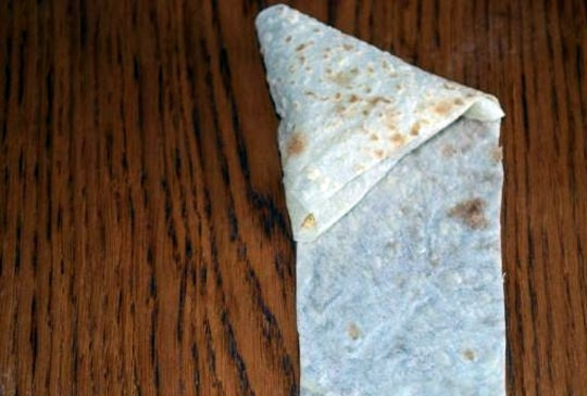 1. Этап. Треугольники из лаваша с сыром: А теперь начинаем заворачивать каждую полоску лаваша с начинкой треугольником.