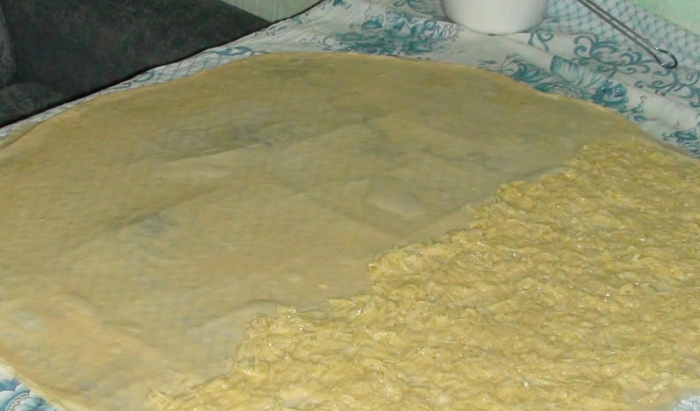 1. Этап. Слоеные вертуты: Теперь самая сложная часть, нам необходимо аккуратно растянуть каждый корж в тончайший пласт. Затем сбрызгиваем корж смесью растопленного маргарина и растительного масла и выкладываем на него второй растянутый корж. Его мы так же смазываем смесью масла и на одну его половину выкладываем приготовленную начинку.