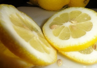 1. Этап. Стейк из лосося: Лимон нарезаем достаточно толстыми кольцами и в это время ставим разогреваться духовку до 185 градусов.