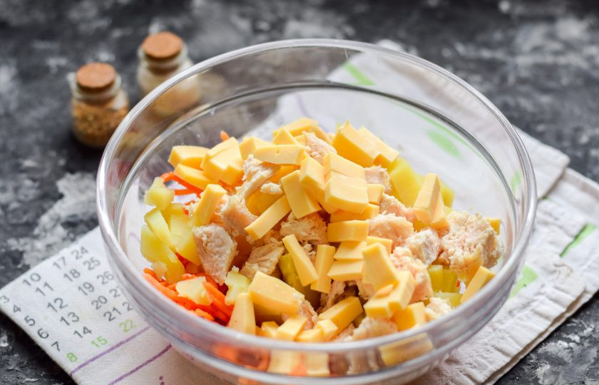 1. Этап. Салат Парус с картошкой: Твердый сыр также нарежьте небольшими кубиками и добавьте ко всем ингредиентам.