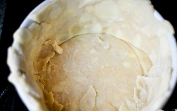 1. Этап. Куриный пирог с овощами: 7. Разогреть духовку до 220 градусов. Достать одну часть теста из холодильника, раскатать до толщины 6 мм. Если вы делаете один большой пирог, раскатайте тесто прямоугольной формы. Нарезать раскатанное тесто по размерам ваших форм для пирога.