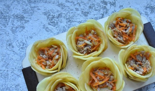 1. Этап. Картофельные розочки с тунцом: Для заливки смешиваю сливки, яйцо. немного перца черного молотого. Столовой ложкой распределяю заливку по картофельным розочкам.