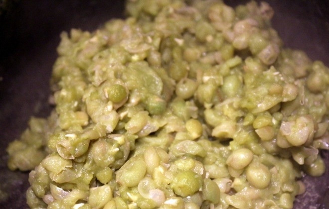 1. Этап. Хумус по-еврейски: Нут залейте водой на 12 часов. Потом промойте, выложите в кастрюлю и залейте водой так, чтобы нут накрыло. Добавьте соду и варите минут 45-50. Потом воду сцедите, но отвар не выливайте: еще пригодится. Отварной нут измельчите в блендере в пюре.