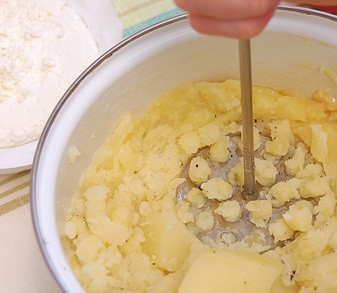 1. Этап. Тарталетки с селедкой: 2. Когда картошка сварилась, воду можно слить и размять ее как следует, чтобы получилось пюре без комочков. Добавить немного сливочного масла и при желании теплого молока. Рецепт приготовления тарталеток с селедкой можно использовать и для покупных корзиночек или сделать их из лаваша, например.