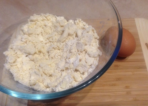 1. Этап. Неаполитанский чизкейк: 2. Перетираем все в крошку и добавим 1 яйцо.