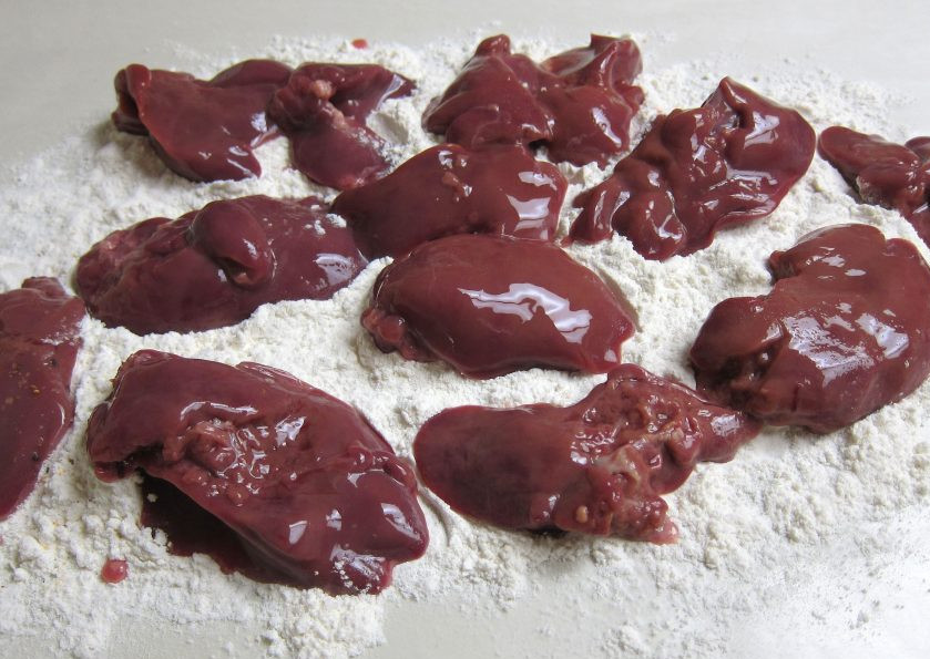 1. Этап. Печень куриная жареная: 1. Вымойте печень, удалите мембраны и разрежьте соединяющую часть. В одну миску насыпьте муку, в другую разбейте и взболтайте яйца, в третью миску высыпьте панировочные сухари. Обваляйте каждый кусочек в трех мисках по очереди.