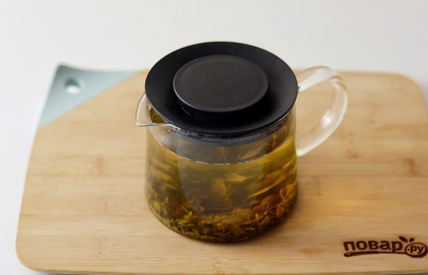 1. Этап. Виноградный чай: Гвоздику разотрите в ступке. Заварите в чайнике зеленый чай с гвоздикой. Оставьте его настояться на 5-10 минут.
