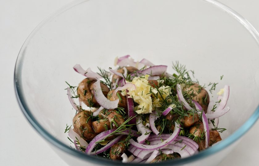 1. Этап. Маринованные грибы с луком: Переложите грибы в кастрюлю или миску, добавьте чеснок, лук и укроп, перемешайте. Накройте крышкой и оставьте до полного остывания.