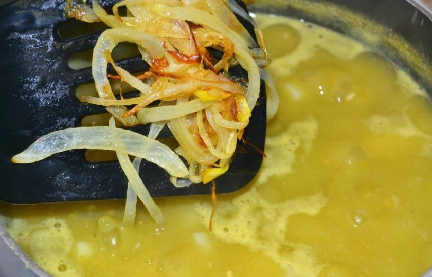 1. Этап. Очень простой гороховый суп: 8. Выложите обжаренный лук в кастрюлю к супу.