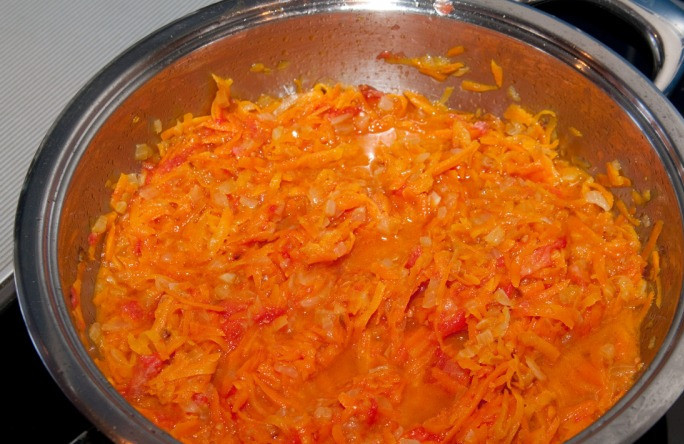 1. Этап. Горбуша под маринадом: Помидор очищаем от кожицы и нарезаем на небольшие кусочки. Как только морковь станет мягкой, добавляем к овощам помидоры, перемешиваем все. Добавляем совсем немного водички и тушим овощи на медленном огне.