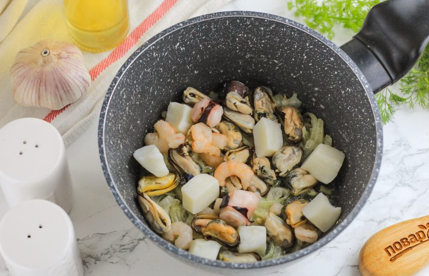 1. Этап. Сырно-сливочная паста с морепродуктами: Добавьте к луку размороженные морепродукты и поджарьте 2-3 минуты, они выделят жидкость.
