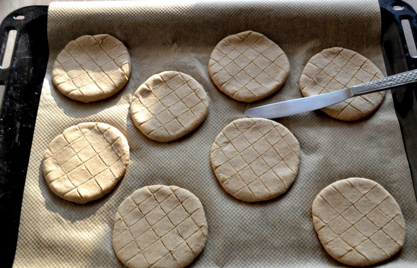 1. Этап. Ржаные лепешки на закваске: Раскатайте каждый шар в лепешку. Выложите лепешки на лист для выпечки, сделайте надрезы в виде 