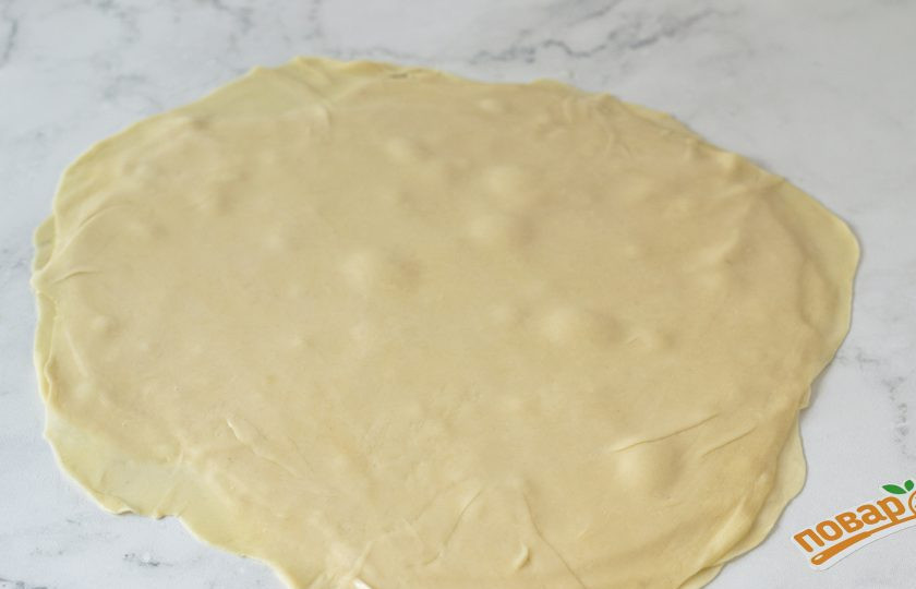1. Этап. Веганское слоеное тесто: Смажьте каждый пласт растительным маслом. Накройте один пласт другим, сторона смазанная маслом должна оставаться сверху.