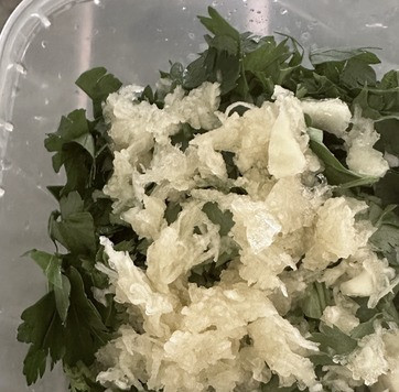 1. Этап. Харчо с орехами и сливой: Зелень. Петрушка и кинза. Порубить и сдобрить измельченным чесноком.