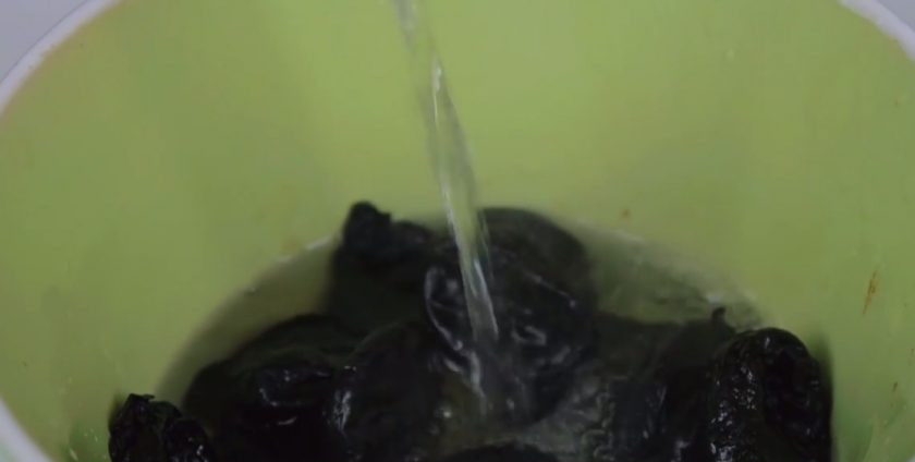 1. Этап. Мясные рулетики с черносливом и курагой: 2. Оставьте мясо мариноваться на 30 минут при комнатной температуре. Чернослив без косточек и курагу залейте кипятком и оставьте на 15 минут. Слейте воду и обсушите сухофрукты бумажными полотенцами.