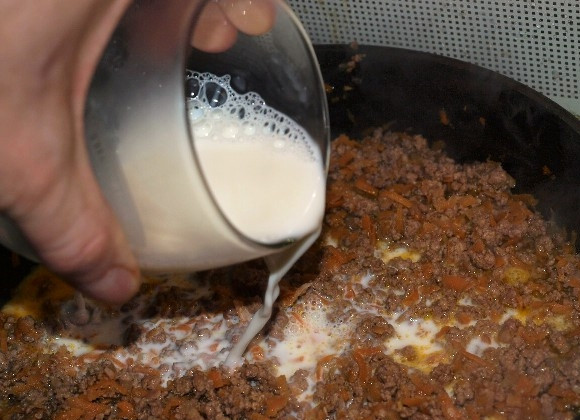 1. Этап. Соус Болоньезе: Когда вино выпарится, добавляем сливки, солим, перчим соус по вкусу. Добавляем по вкусу орегано, тушим.