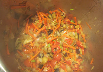 1. Этап. Лагман с баклажанами: Добавьте перец, морковь, помидоры. Тушить 10 минут. Затем добавьте картофель, посолите поперчите.