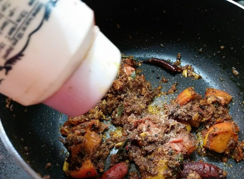 1. Этап. Индийский суп Расам: 4. Приправьте куркумой, кориандром, сахаром, солью и перцем.