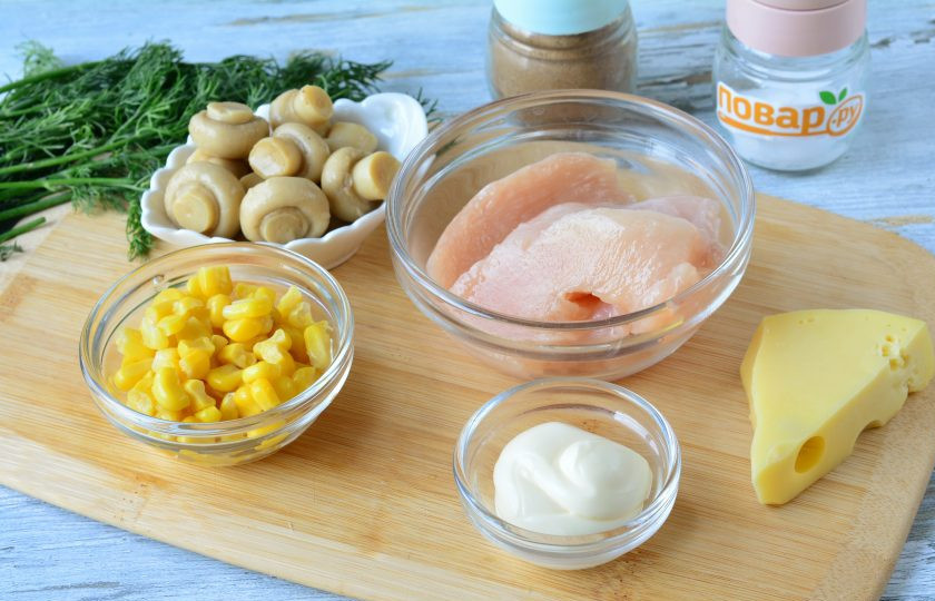 1. Этап. Салат с маринованными грибами и кукурузой: Подготовьте все ингредиенты.