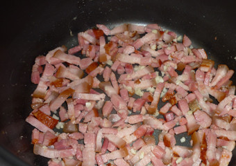 1. Этап. Паста карбонара в мультиварке: 1. Грудинку режем соломкой, а чеснок измельчаем. В режиме 