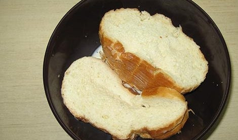 1. Этап. Рыбные котлеты с салом: Хлеб замочите в молоке. Сало нарежьте на небольшие кусочки.