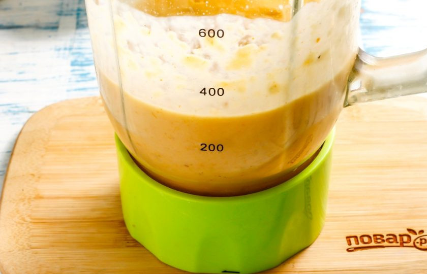 1. Этап. Полезный смузи: Измельчите и взбейте все содержимое чаши блендера на пульсирующем режиме примерно 2-3 минуты, чтобы все масса стала однородной. Если смузи получился слишком густым, то долейте в чашу минеральную воду и еще раз все взбейте.