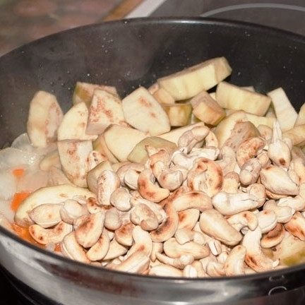 1. Этап. Овощи в кисло-сладком соусе с кешью: Затем в сковороду отправляются баклажаны и кешью. Перемешиваем, обжариваем 2-3 минуты.