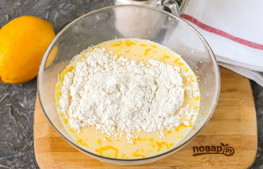 1. Этап. Лимонные блины: Всыпьте пшеничную муку высшего сорта, взбейте еще раз все содержимое, чтобы не образовались комочки. Влейте растительное масло, перемешайте и оставьте тесто в покое на 20 минут.