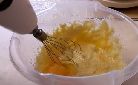 1. Этап. Трубочки для электровафельницы: Растопите на водяной бане сливочное масло. В отдельную миску вбейте сырые яйца, взбейте их миксером. Затем добавьте к ним сахар и влейте сливочное масло и воду, не прекращая все взбивать.