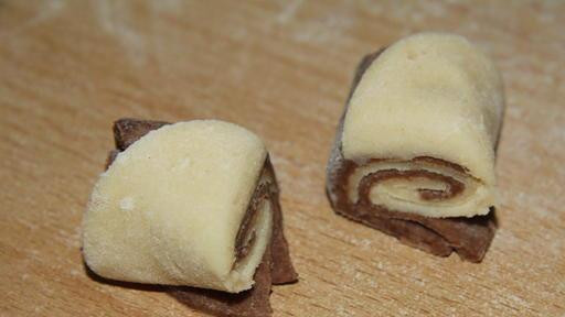 1. Этап. Печенье Цветочки: Разрезаем рулетик пополам и у нас получается две печеньки.