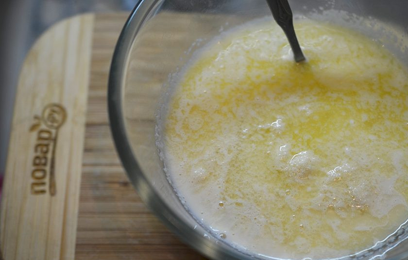 1. Этап. Постный шоколадный манник с миндалем: 2. Добавьте воду и растительное масло.