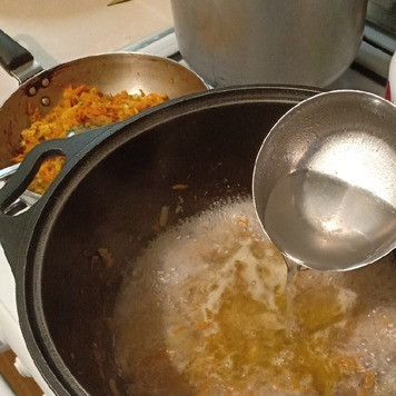 1. Этап. Щи суточные: Затем влить в капусту горячий бульон.