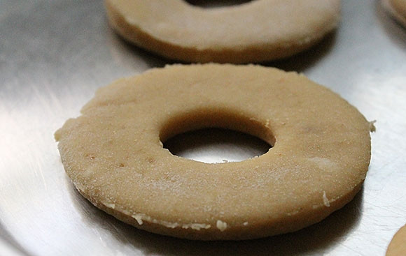 1. Этап. Простой рецепт пончиков без дрожжей: 8. Получаются вот такие пончики с дырочками, оставьте их, а тем временем разогрейте кастрюлю с растительным маслом или фритюрницу.