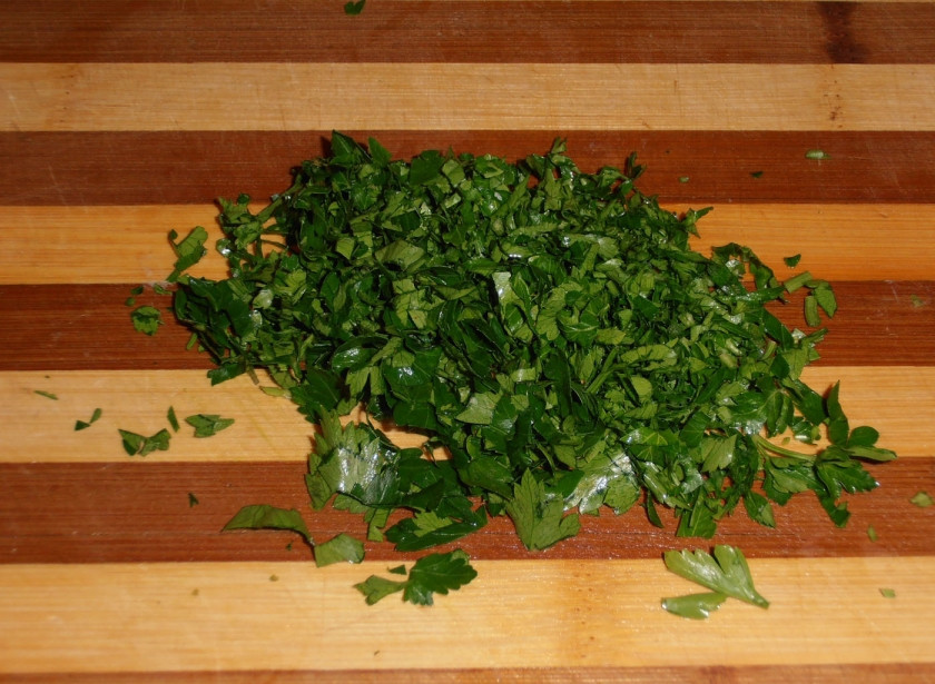 1. Этап. Лаваш с копченой курицей: Мелко режем зелень.