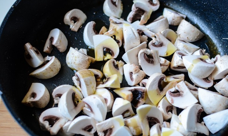 1. Этап. Подлива из грибов и курицы: Разрежьте каждый гриб на несколько частей. Обжарьте их на сковороде с добавлением 2 столовых ложки оливкового масла и 50-100 мл воды. Это должно занять около 3-5 минут.