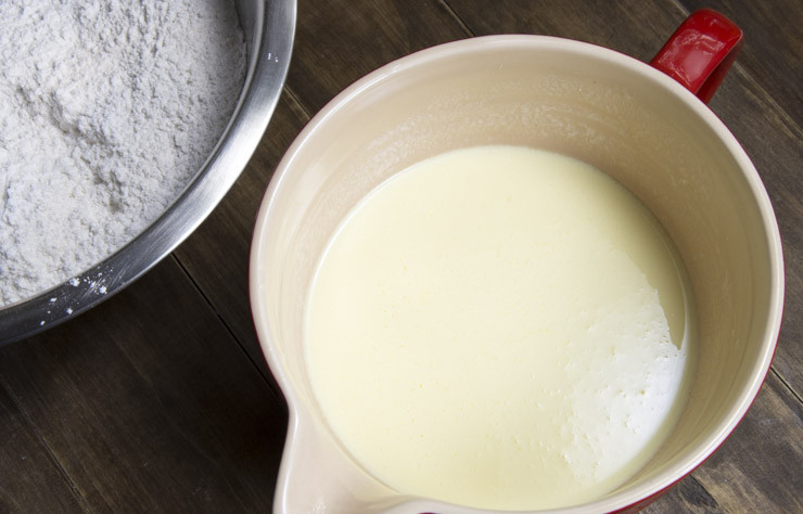 1. Этап. Белый шоколадный торт: 3. Взбейте отдельно три яичных желтка, пахту, ванильный сахар и экстракт миндаля.