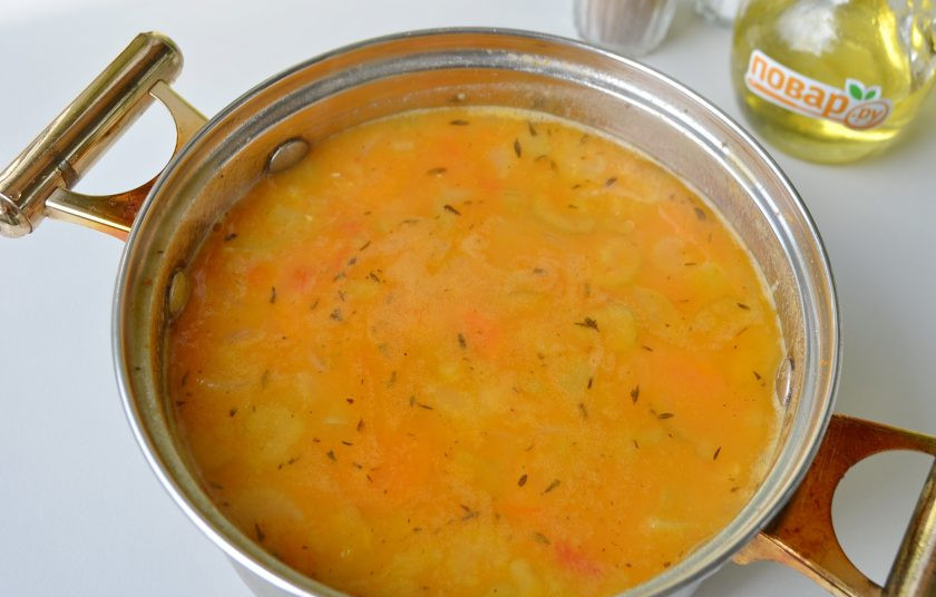 1. Этап. Итальянский чечевичный суп: 7. Готовый суп снимите с огня, удалите лавровый лист и пюрируйте погружным блендером.