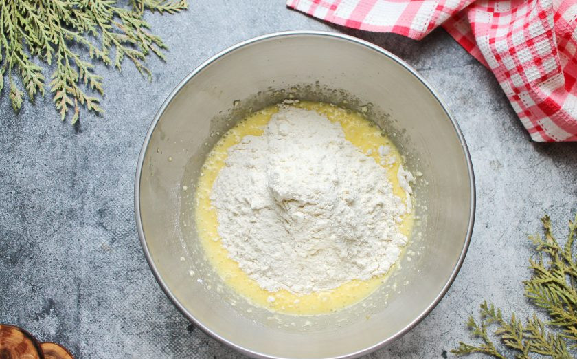 1. Этап. Ботлихский пирог: Муку просейте и частями добавляйте в яичную массу. Замесите мягкое, нежное тесто.