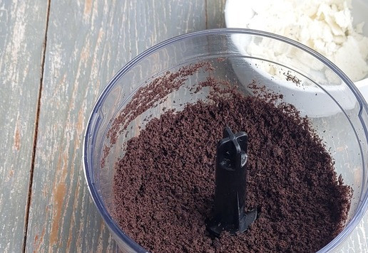 1. Этап. Чизкейк с маршмеллоу: Измельчить печенье в крошку.